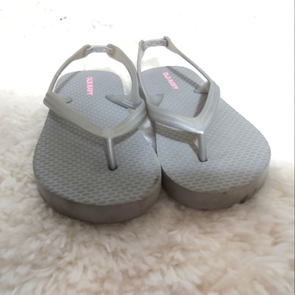 Old navy girls size 9 grey flip flops